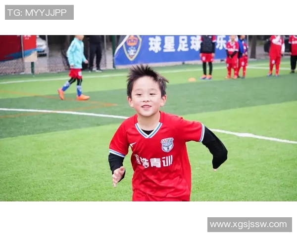 足球巨星的日常训练与生活揭秘:从赛场到幕后的一天全纪录 足球巨星的日常训练与生活揭秘:从赛场到幕后的一天全纪录